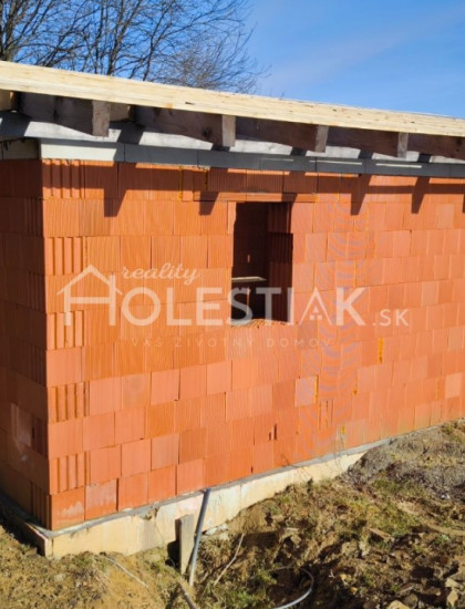 https://www.holestiak.sk/storage/properties/131/thumb/vyborna-cena-predam-hrubu-stavbu-rekreacneho-domceka-krasno-nad-kysucou-iba-u-nas_0.jpg?t=1730122280